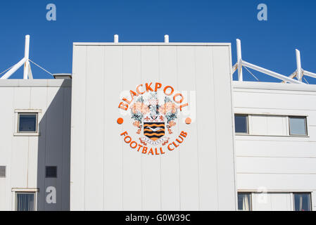 Blackpool Football Club Hauptgebäude mit den Clubnamen und Emblem, fotografiert vor einem blauen Himmel Stockfoto