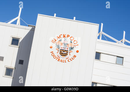 Blackpool Football Club Hauptgebäude mit den Clubnamen und Emblem, fotografiert vor einem blauen Himmel Stockfoto