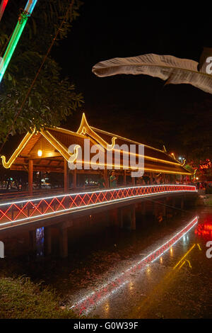 Lichter auf überdachten Fußgängerbrücke über Siem-Reap-Fluss, Siem Reap, Kambodscha Stockfoto