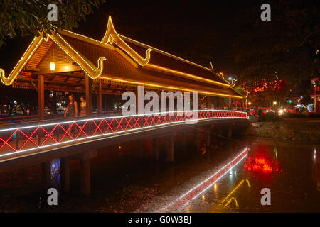 Lichter auf überdachten Fußgängerbrücke über Siem-Reap-Fluss, Siem Reap, Kambodscha Stockfoto