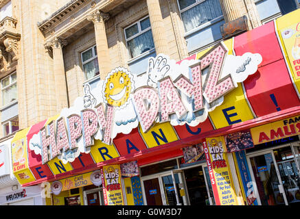 Happy Dayz Spielhalle an der Promenade von Blackpool, Lancashire, Großbritannien Stockfoto