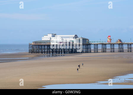 Blick auf North Pier in Blackpool, fotografiert vom Central Pier Stockfoto