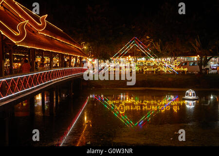 Lichter auf überdachten Fußgängerbrücke über Siem-Reap-Fluss und Kunst Zentrum Night Market, Siem Reap, Kambodscha Stockfoto