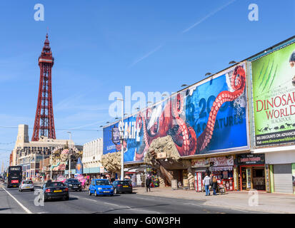 Blick auf das Sealife Center an der Promenade von Blackpool, Lancashire, England. die Blackpool Tower im Hintergrund Stockfoto