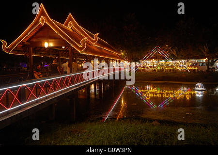 Lichter auf überdachten Fußgängerbrücke über Siem-Reap-Fluss und Kunst Zentrum Night Market, Siem Reap, Kambodscha Stockfoto