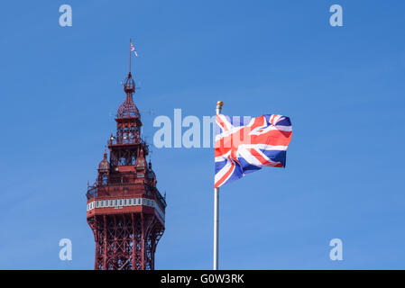 Anschluß-Markierungsfahne flattern im Wind mit der Oberkante der Blackpool Tower im Hintergrund Stockfoto