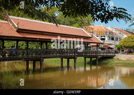 Fußgängerbrücke über Siem-Reap-Fluss, Siem Reap, Kambodscha abgedeckt Stockfoto