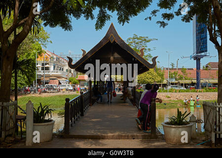 Fußgängerbrücke über Siem-Reap-Fluss, Siem Reap, Kambodscha abgedeckt Stockfoto