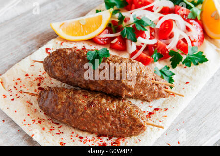Gegrilltem Kebabfleisch auf Holzspieße mit Gemüse Stockfoto