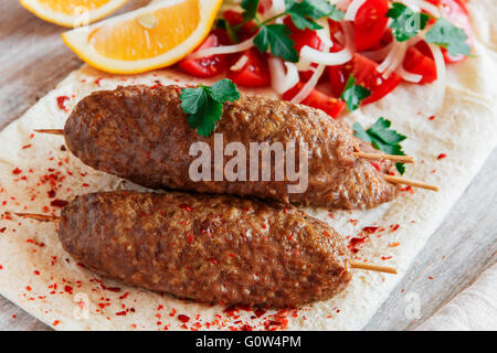 Gegrilltem Kebabfleisch auf Holzspieße mit Gemüse Stockfoto