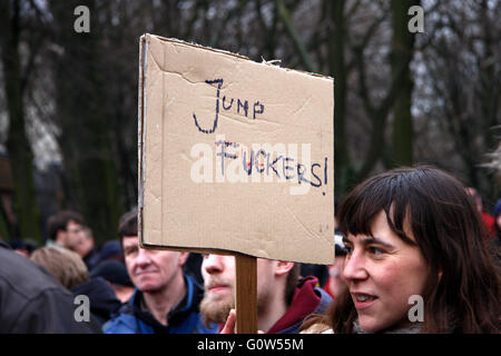 "Jump Wichser!" - Impressionen von der Demonstration 'Wir objekthaften Nicht Fuer Eure Krise', 28. Maerz 2009, Berlin-Mitte. Stockfoto