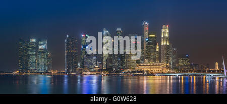 Die Wolkenkratzer von Singapur Financial District am Raffles Place mit Blick auf die Marina Bay am Abend Stockfoto