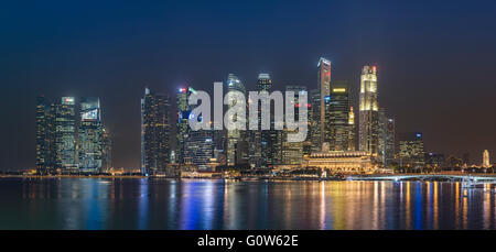 Die Wolkenkratzer von Singapur Financial District am Raffles Place mit Blick auf die Marina Bay am Abend Stockfoto