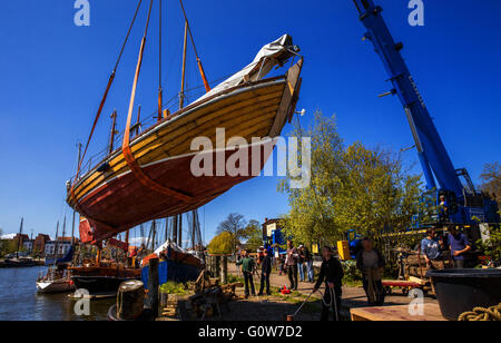 Greifswald, Deutschland. 4. Mai 2016. Die 1904 gebaut "Zeesboot" bekannt als "Borsgrieper" ins Wasser in der Museum-Werft in Greifswald nach der Winterpause in Greifswald, Deutschland, 4. Mai 2016 absenken. Insgesamt 16 historische Segler Boote mit einem Gewicht von 400 kg bis 30 Tonnen werden in das Ostsee-Wasser mit einem mobilen Kran nach ihrer Winterpause aufgehoben. Die meisten der traditionellen Segelschiffe werden Fahrten auf der Ostsee oder dem Bodden Gewässern in den nächsten Tagen machen. Foto: JENS Büttner/Dpa/Alamy Live News Stockfoto