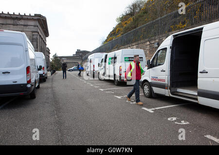 Edinburgh, Schottland, Vereinigtes Königreich. 4. Mai 2016. Wahlurnen verwendet werden, für die Abstimmung im schottischen Parlamentswahlen sind von van aus dem Speicher für die Auslieferung an Edinburghs Wahllokale Abholung. Pako Mera/Alamy Live-Nachrichten. Stockfoto