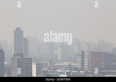 Sao Paulo, Brasilien. Mai 2016. Über Sao Paulo ist nasser Nebel zu sehen, während der höhere Feuchtigkeitsanteil an diesem Mittwoch 95 % überstieg. Anm.: Andre M. Chang/Alamy Live News Stockfoto