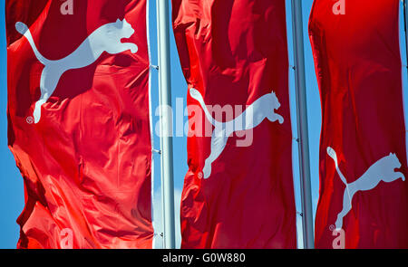 Herzogenaurach, Deutschland. 4. Mai 2016. Das Logo von Sport-Unternehmen Puma ist bei der Firma General Assembly in Herzogenaurach, Deutschland, 4. Mai 2016 auf Fahnen sehen. Foto: DANIEL KARMANN/Dpa/Alamy Live News Stockfoto