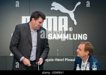 Herzogenaurach, Deutschland. 4. Mai 2016. CEO der Sportartikel-Unternehmen Puma Bjoern Gulden (R) und Vorsitzender des Aufsichtsrats, Jean-Francois Palus, sprechen vor dem Start der Firma Generalversammlung in Herzogenaurach, Deutschland, 4. Mai 2016. Foto: DANIEL KARMANN/Dpa/Alamy Live News Stockfoto