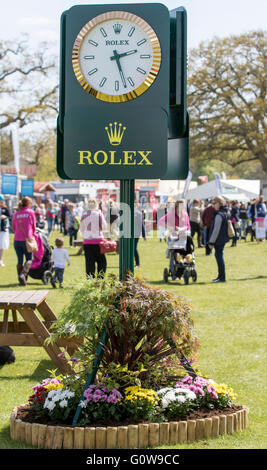 Badminton House, Badminton, UK. 4. Mai 2016. Mitsubishi Motors Badminton Horse Trials. Tag eins. Eine große Rolex-Uhr in der Badminton-Dorf gelegen. Bildnachweis: Aktion Plus Sport/Alamy Live-Nachrichten Stockfoto