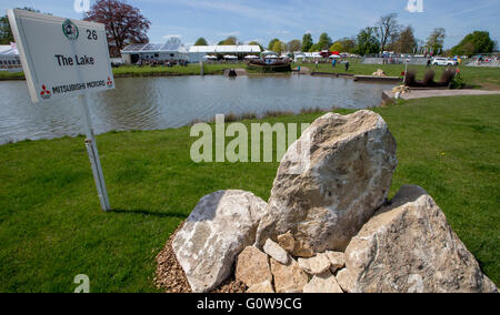 Badminton House, Badminton, UK. 4. Mai 2016. Mitsubishi Motors Badminton Horse Trials. Tag eins. Ein Überblick über den See springt. Bildnachweis: Aktion Plus Sport/Alamy Live-Nachrichten Stockfoto