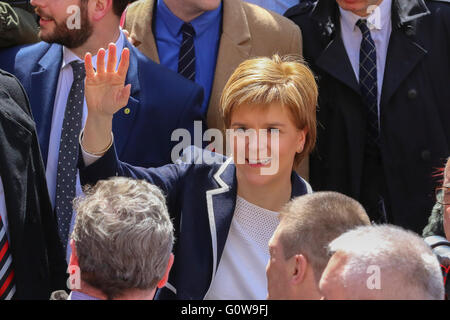 Glasgow, Schottland. 4. Mai 2016. Nicola Sturgeon adressiert ein SNP-Kundgebung in Glasgow Stadtzentrum heute im Vorfeld bis zu den Wahlen für das schottische Parlament am Donnerstag 5. Mai stattfinden.  Sie behauptete, dass die Scottish National Party die einzige politische Partei o Arbeit für die Interessen von Schottland war und ihre Anhänger ermutigt "zweimal" für die SNP Stimmen und ihr als Ministerpräsident zurück. Bildnachweis: Findlay/Alamy Live-Nachrichten Stockfoto