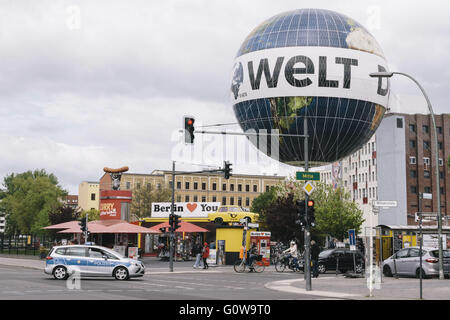 Berlin, Berlin, Deutschland. 4. Mai 2016. Die legendären Hot Air Balloon in der Nähe von Checkpoint Charlie im Zentrum von Berlin sicherte sich einen Tag nach der Ballon auf den Boden schwankte außer Kontrolle bei starkem Wind am 3. Mai 2016. © Jan Scheunert/ZUMA Draht/Alamy Live-Nachrichten Stockfoto