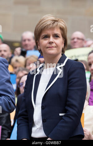 Glasgow, Vereinigtes Königreich. 4. Mai 2016. Nicola Sturgeon, Schottlands erster Minister, hält Rede SNP-Anhängern zu Kundgebung in Glasgow. 4. Mai 2016 Kredit: Chrisselle Mowatt/Alamy Live-Nachrichten Stockfoto