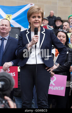 Glasgow, Vereinigtes Königreich. 4. Mai 2016. Nicola Sturgeon, Schottlands erster Minister, hält Rede SNP-Anhängern zu Kundgebung in Glasgow. 4. Mai 2016 Kredit: Chrisselle Mowatt/Alamy Live-Nachrichten Stockfoto