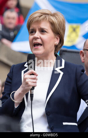 Glasgow, Vereinigtes Königreich. 4. Mai 2016. Nicola Sturgeon, Schottlands erster Minister, hält Rede SNP-Anhängern zu Kundgebung in Glasgow. 4. Mai 2016 Kredit: Chrisselle Mowatt/Alamy Live-Nachrichten Stockfoto