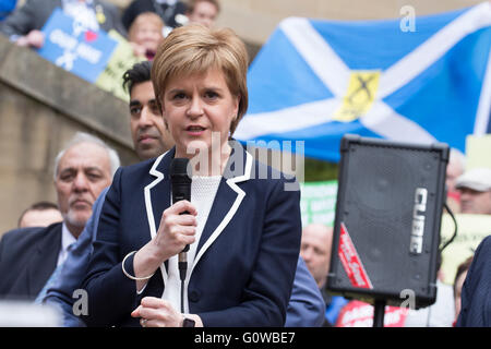 Glasgow, Vereinigtes Königreich. 4. Mai 2016. Nicola Sturgeon, Schottlands erster Minister, hält Rede SNP-Anhängern zu Kundgebung in Glasgow. 4. Mai 2016 Kredit: Chrisselle Mowatt/Alamy Live-Nachrichten Stockfoto