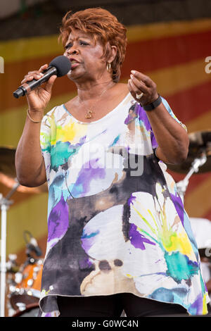 New Orleans, Louisiana, USA. 29. April 2016. Sängerin IRMA THOMAS tritt während des New Orleans Jazz & Heritage Festival am Messe Gelände Race Course in New Orleans, Louisiana © Daniel DeSlover/ZUMA Draht/Alamy Live News Stockfoto