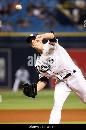 St. Petersburg, Florida, USA. 4. Mai 2016. WILL VRAGOVIC | Times.Tampa Bay Rays ab Krug Drew Smyly (33) im ersten Inning des Spiels zwischen den Tampa Bay Rays und die Los Angeles Dodgers im Tropicana Field in St. Petersburg, Florida am Mittwoch, 4. Mai 2016 werfen. © Willen Vragovic/Tampa Bay Times / ZUMA Draht/Alamy Live News Stockfoto