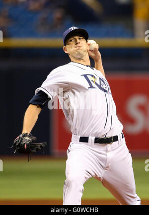 St. Petersburg, Florida, USA. 4. Mai 2016. WILL VRAGOVIC | Times.Tampa Bay Rays ab Krug Drew Smyly (33) im ersten Inning des Spiels zwischen den Tampa Bay Rays und die Los Angeles Dodgers im Tropicana Field in St. Petersburg, Florida am Mittwoch, 4. Mai 2016 werfen. © Willen Vragovic/Tampa Bay Times / ZUMA Draht/Alamy Live News Stockfoto