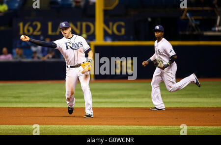 St. Petersburg, Florida, USA. 4. Mai 2016. WILL VRAGOVIC | Times.Tampa Bay Strahlen dritte Baseman Evan Longoria (3) wirft aus Los Angeles Dodgers Catcher Grandal Yasmani (9) an der Spitze des sechsten Innings des Spiels zwischen den Tampa Bay Rays und die Los Angeles Dodgers im Tropicana Field in St. Petersburg, Florida am Mittwoch, 4. Mai 2016 enden. © Willen Vragovic/Tampa Bay Times / ZUMA Draht/Alamy Live News Stockfoto