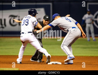 St. Petersburg, Florida, USA. 4. Mai 2016. WILL VRAGOVIC | Times.Tampa Bay Strahlen Center Fielder Kevin Kiermaier (39) sicher am zweiten Base auf einem RBI-Double erzielte Tampa Bay Rays dritte Baseman Evan Longoria (3), im siebten Inning des Spiels zwischen den Tampa Bay Rays und die Los Angeles Dodgers im Tropicana Field in St. Petersburg, Florida am Mittwoch, 4. Mai 2016. © Willen Vragovic/Tampa Bay Times / ZUMA Draht/Alamy Live News Stockfoto