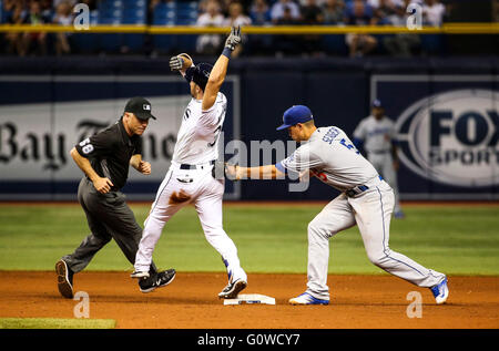 St. Petersburg, Florida, USA. 4. Mai 2016. WILL VRAGOVIC | Times.Tampa Bay Strahlen Center Fielder Kevin Kiermaier (39) sicher am zweiten Base auf einem RBI-Double erzielte Tampa Bay Rays dritte Baseman Evan Longoria (3), im siebten Inning des Spiels zwischen den Tampa Bay Rays und die Los Angeles Dodgers im Tropicana Field in St. Petersburg, Florida am Mittwoch, 4. Mai 2016. © Willen Vragovic/Tampa Bay Times / ZUMA Draht/Alamy Live News Stockfoto