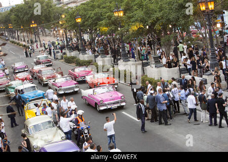 Havanna, Kuba. 3. Mai 2016. Eine Autokolonne von der Jellybean gefärbten Oldtimer Cabrios, trug rund 600 Gäste auf der breiten Promenade von Bäumen gesäumten Paseo del Prado für die Chanel '' Cruise Collection'' 2016/2017 Modenschau in Havanna, Kuba, 3.Mai, 2016.Chanel angeheuert, mehr als 150 '' Almendrones'' (die alte US-Cars) konvertiert als Sinnbild der sozialistischen Insel Gäste rund um die Stadt zu transportieren. Französische Modehaus Chanel inszenierte seine Show in der kubanischen Hauptstadt Havanna - die erste internationale Modenschau seit der kommunistischen Revolution von 1959 die beiden Erwärmung Relati hervorgehoben Stockfoto