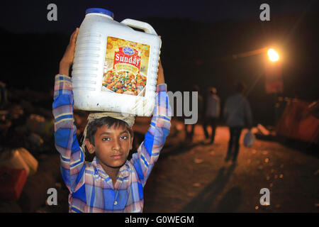 Mumbai, Maharashtra, Indien. 1. Mai 2016. Am 1. Mai 2016 - Mumbai - Indien. Dieser Junge verbrachte seine Sonntag holen Trinkwasser aus den nahe gelegenen Kolonien, angrenzend an die vorübergehende Trockenheit Flüchtlingslager in Barvenagar bei Ghatkopar in Mumbai.India Dürre Refugees.Owing, die schlimmste Dürre In Maharashtra in Jahrzehnten ist; Abwanderung in Städte mittlerweile eine massive Phänomene bei den betroffenen durch die anhaltende Trockenheit. © Subhash Sharma/ZUMA Draht/Alamy Live-Nachrichten Stockfoto