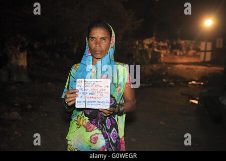 Mumbai, Maharashtra, Indien. 1. Mai 2016. Am 1. Mai 2016 - Mumbai - Indien. Lalita Jadhav zeigt die Identität Plaque, die ihr bei der vorübergehenden Trockenheit Flüchtlingslager in Barvenagar bei Ghatkopar in Mumbai.India gegeben Dürre Refugees.Owing, die schlimmste Dürre In Maharashtra in Jahrzehnten ist; Abwanderung in Städte mittlerweile eine massive Phänomene bei den betroffenen durch die anhaltende Trockenheit. © Subhash Sharma/ZUMA Draht/Alamy Live-Nachrichten Stockfoto