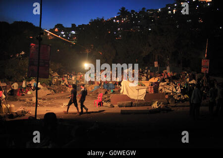 Mumbai, Maharashtra, Indien. 1. Mai 2016. Am 1. Mai 2016 - Mumbai - Indien. Die vorübergehende Trockenheit Flüchtlingslager in Barvenagar bei Ghatkopar in der Mumbai.India Dürre Refugees.Owing, die schlimmste Dürre In Maharashtra in Jahrzehnten; Abwanderung in Städte mittlerweile eine massive Phänomene bei den betroffenen durch die anhaltende Trockenheit. © Subhash Sharma/ZUMA Draht/Alamy Live-Nachrichten Stockfoto