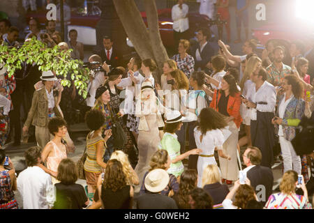 Havanna, Kuba. 3. Mai 2016. Anstelle von einem traditionellen Finale endete die Chanel-Show mit einer lebhaften Conga Linie des Tanzes Modelle und Musiker. Die Chanel zeigen Spuren der ersten großen Luxus Mode Präsenz seit Christian Dior eröffnet einen Raum in Havannas El Encanto Kaufhaus, kurz bevor Fidel Castro an die Macht kam in den späten 50er Jahren. Französische Modehaus Chanel inszenierte seine Show in der kubanischen Hauptstadt Havanna - die erste internationale Modenschau seit der kommunistischen Revolution 1959, die sowohl Erwärmung Beziehungen mit dem Westen aber auch neue Ungleichheiten auf der Insel hingewiesen, wo eine Stockfoto