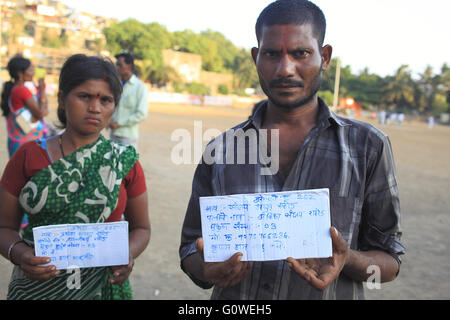 Mumbai, Maharashtra, Indien. 1. Mai 2016. Am 1. Mai 2016 - Mumbai - Indien. Ein paar Anzeige der Identität Plaque, die ihr bei der vorübergehenden Trockenheit Flüchtlingslager in Barvenagar bei Ghatkopar in Mumbai.India gegeben Dürre Refugees.Owing, die schlimmste Dürre In Maharashtra in Jahrzehnten ist; Abwanderung in Städte mittlerweile eine massive Phänomene bei den betroffenen durch die anhaltende Trockenheit. © Subhash Sharma/ZUMA Draht/Alamy Live-Nachrichten Stockfoto