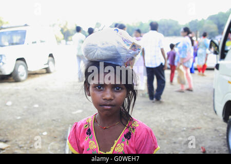 Mumbai, Maharashtra, Indien. 1. Mai 2016. Am 1. Mai 2016 - Mumbai - Indien. Ein Kind mit Essen Paket an die vorübergehende Trockenheit Flüchtlingslager in Barvenagar bei Ghatkopar in der Mumbai.India Dürre Refugees.Owing, die schlimmste Dürre In Maharashtra in Jahrzehnten; Abwanderung in Städte mittlerweile eine massive Phänomene bei den betroffenen durch die anhaltende Trockenheit. © Subhash Sharma/ZUMA Draht/Alamy Live-Nachrichten Stockfoto