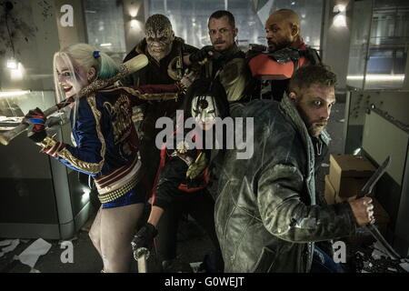 Datum der Freigabe: 5. August 2016 Titel: Suicide Squad STUDIO: Atlas Entertainment Regie: David Ayer PLOT: eine geheime Regierungsbehörde Rekruten inhaftierte Superschurken hinzurichten gefährlich black-Ops-Missionen im Tausch gegen milde Bild: JAI COURTNEY als Boomerang, WILL SMITH als Deadshot, MARGOT ROBBIE als Harley Quinn, DEWALE AKINNUOYE-AGBAJE als Killer Croc, JOEL KINNAMAN als Rick Flagg, JARED LETO als Joker (Credit : C Atlas Entertainment/Unterhaltung Bilder /) Stockfoto