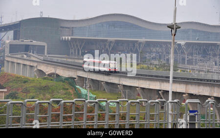 Der Provinz Hunan Changsha, China. 5. Mai 2016. Ein Zug fährt auf der Magnetschwebebahn Linie in Changsha, der Hauptstadt der Provinz Zentral-China Hunan, 5. Mai 2016. Ein Probebetrieb der Magnetschwebebahn Linie in Changsha wird voraussichtlich am 6. Mai beginnen. Die Maglev pendelt zwischen Changsha Südbahnhof und dem Flughafen. Es dauert etwa zehn Minuten die 18,55 km Fahrt, laut Aussage vom Betreiber Hunan Maglev Transport Co. © lange Hongtao/Xinhua/Alamy Live News Stockfoto