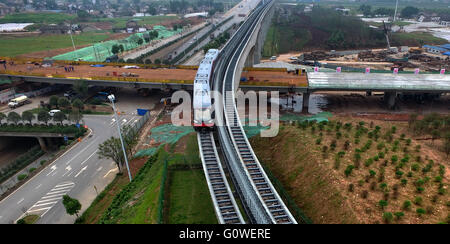 Der Provinz Hunan Changsha, China. 5. Mai 2016. Ein Zug fährt auf der Magnetschwebebahn Linie in Changsha, der Hauptstadt der Provinz Zentral-China Hunan, 5. Mai 2016. Ein Probebetrieb der Magnetschwebebahn Linie in Changsha wird voraussichtlich am 6. Mai beginnen. Die Maglev pendelt zwischen Changsha Südbahnhof und dem Flughafen. Es dauert etwa zehn Minuten die 18,55 km Fahrt, laut Aussage vom Betreiber Hunan Maglev Transport Co. © lange Hongtao/Xinhua/Alamy Live News Stockfoto