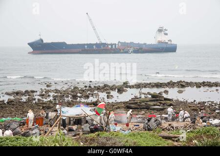 5. Mai 2016 - Taipei, Taipei, Taiwan - Arbeiter reinigen die Küstenlinie des ausgelaufenen Öls nach der Erdung des Containerschiffes, TS Taipei. Das Schiff zweigeteilt verursacht Öl aus geplatzten Bunker Tanks undicht. (Kredit-Bild: © Craig Ferguson über ZUMA Draht) Stockfoto