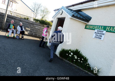 Presteigne, Powys, UK. 5. Mai 2016. Am frühen Morgen Wähler kommt im Wahllokal in der Dorfhalle in der Stadt von Presteigne, Powys - Wähler in Wales Stimmen Mitglieder für die Waliser Versammlung und auch die lokale Polizei und Kriminalität Kommissare zu wählen. Stockfoto