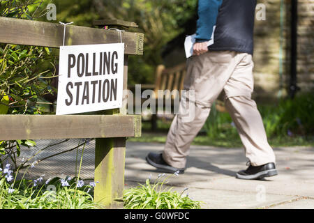 Formby, Merseyside. 5. Mai 2016. Ein Mitglied der Öffentlichkeit macht ihren Weg zu einem Wahllokal in der Nähe von St Luke's-Kirche in Formby, um ihre Stimme bei den Kommunalwahlen am 5. Mai 2016. Bildnachweis: Harry Whitehead/Alamy Live-Nachrichten Stockfoto