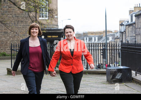 Edinburgh, UK. 5. Mai 2016. Konservative & Unionist Führer, Ruth Davidson Stimmen am Camino Cafe in Edinburgh mit ihrem Partner Jen Wilson Credit: Richard Dyson/Alamy Live News Stockfoto